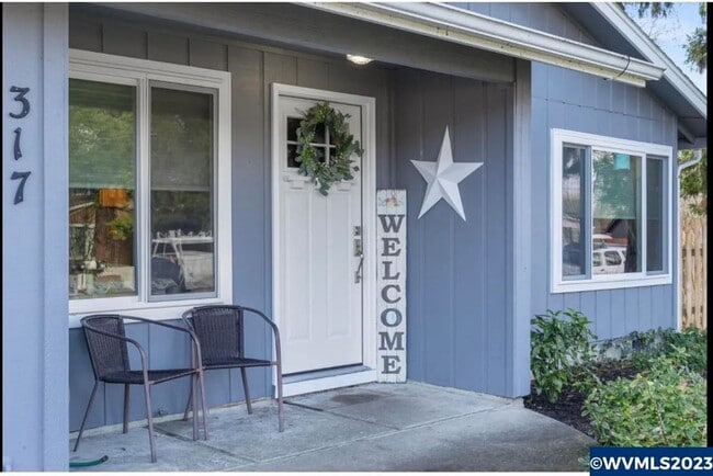 Building Photo - Updated 4 Bedroom Home in Fantastic Locati...