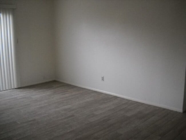 Building Photo - Cute floor level apt