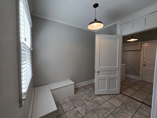 Building Photo - 1 Bedroom Northshore Apartment