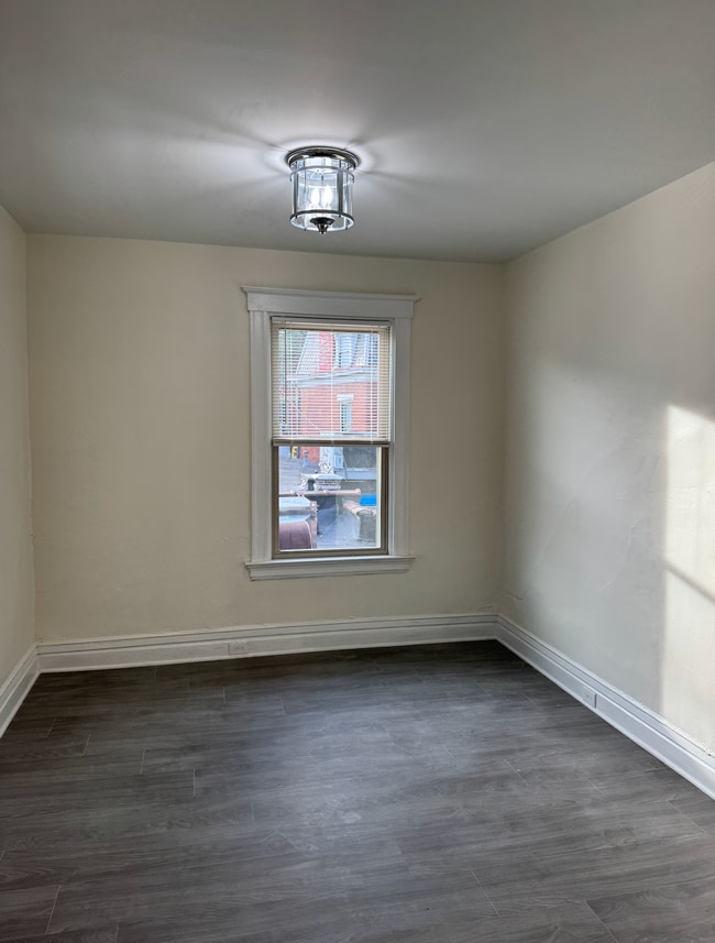 Living space - 1564 Chase Ave
