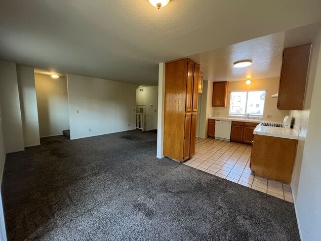 Building Photo - 2BR townhome w/garage, patio, water + tras...