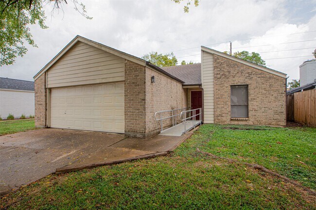 Building Photo - 16042 Bear Hill Dr