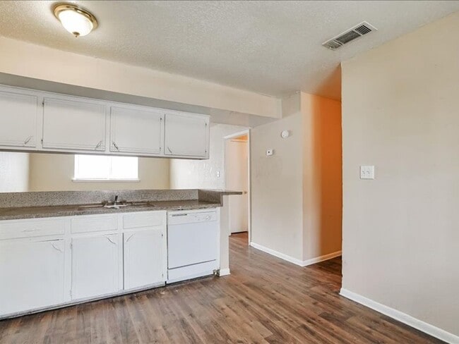 Building Photo - 427 Hollyvale Dr