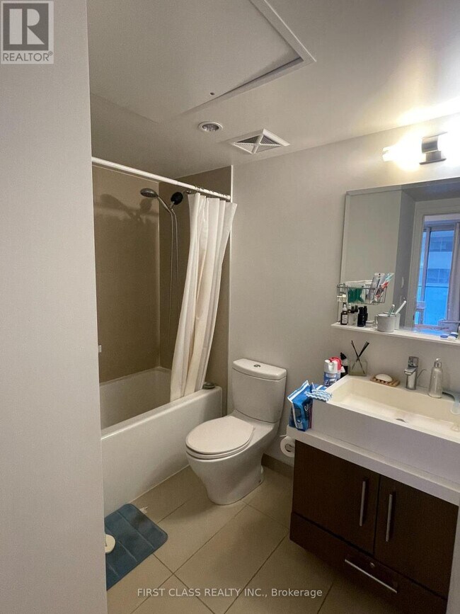 Photo du bâtiment - 1080 Bay St.