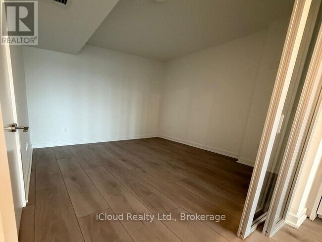 Photo du bâtiment - 1 Fairview Rd E