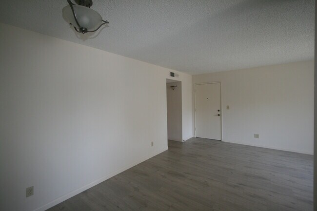 Building Photo - 2301 N Fairview St