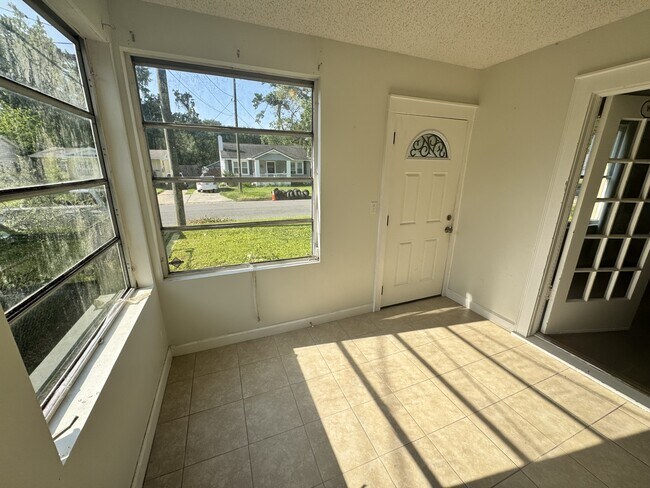 Building Photo - 4050 Dellwood Ave