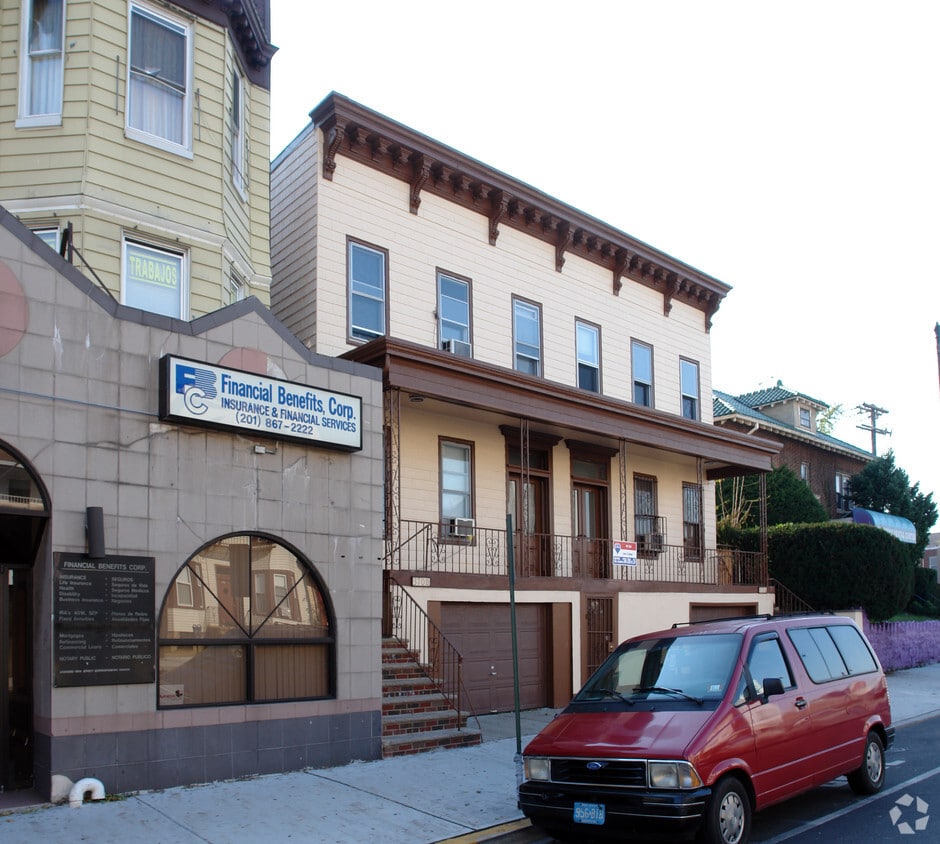 Building Photo - 3708 Kennedy Blvd