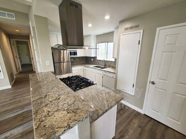 Foto del edificio - 138 Juniper Ave