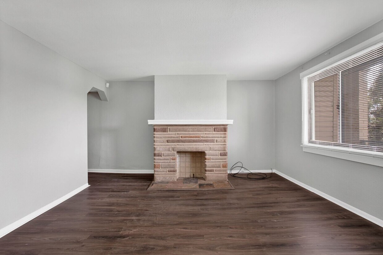 Foto principal - Updated 3 Bedroom 1 Bath with Off Street P...