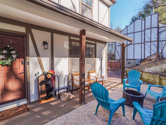 Front area of the house with patio, fire pit and plenty of seating - 475 King St