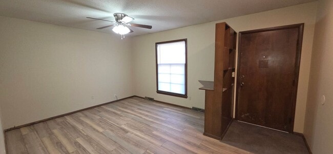 Building Photo - 2 Bedroom House close to Hospitals!  $895 Yard care INCLUDED!