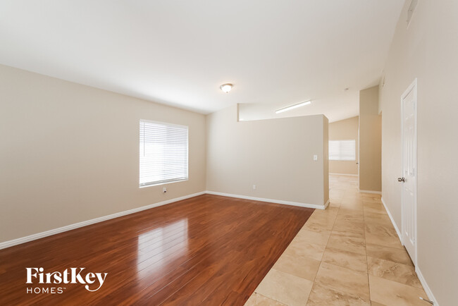 Foto del edificio - 5225 Meadow Rock Ave