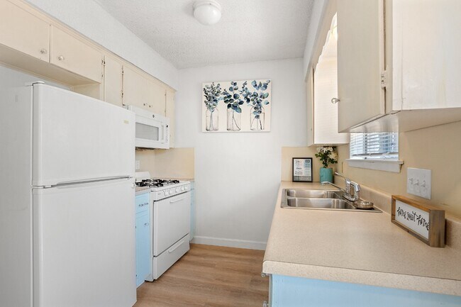 Foto del edificio - "Charming 2-Bed Duplex in Austin's Vibrant...