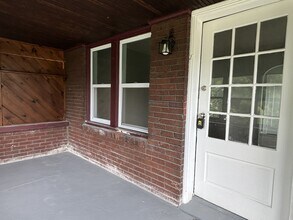 Building Photo - 1401 N Gladstone Ave