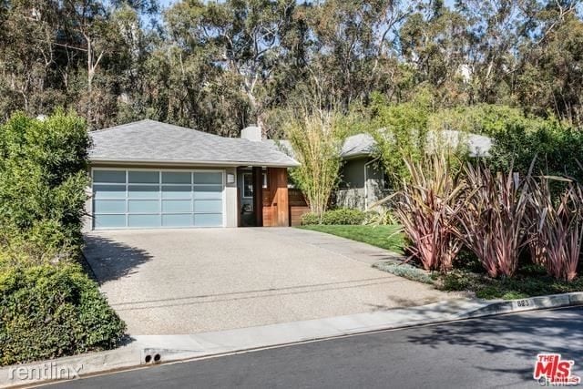 Primary Photo - 823 Greentree Rd