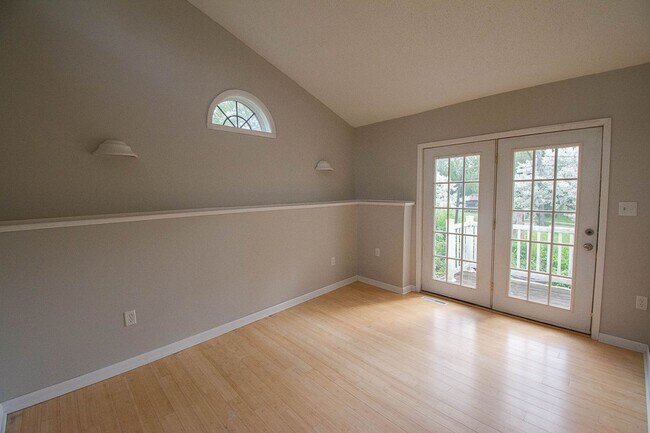 Foto del edificio - Bright, freshly painted home with HUGE garage space!