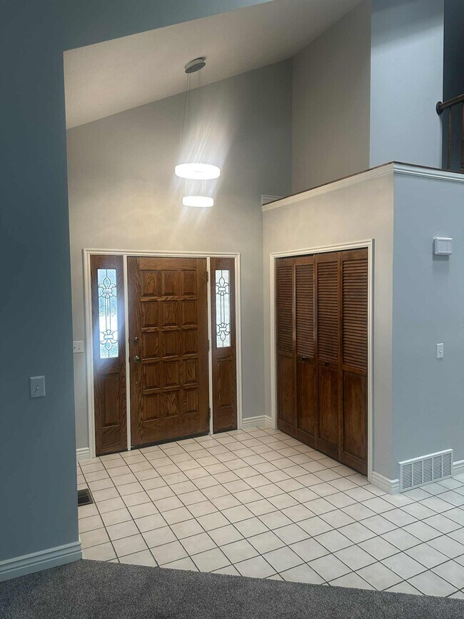 Entrada - 9228 S Stone Point Pl