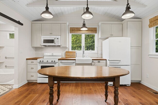 Building Photo - Charming 1BR ADU in Coveted Hope Valley with Private Screened Porch