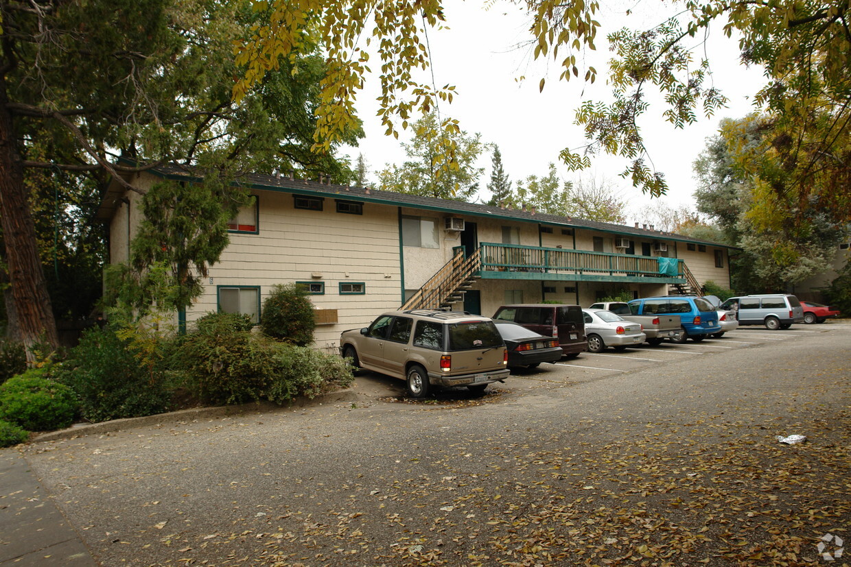 Primary Photo - 1146 N Cedar St