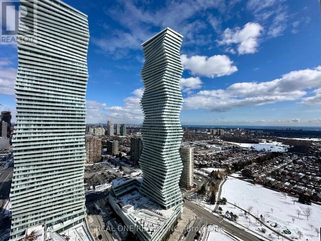 Photo du bâtiment - 448 Burnhamthorpe Rd W