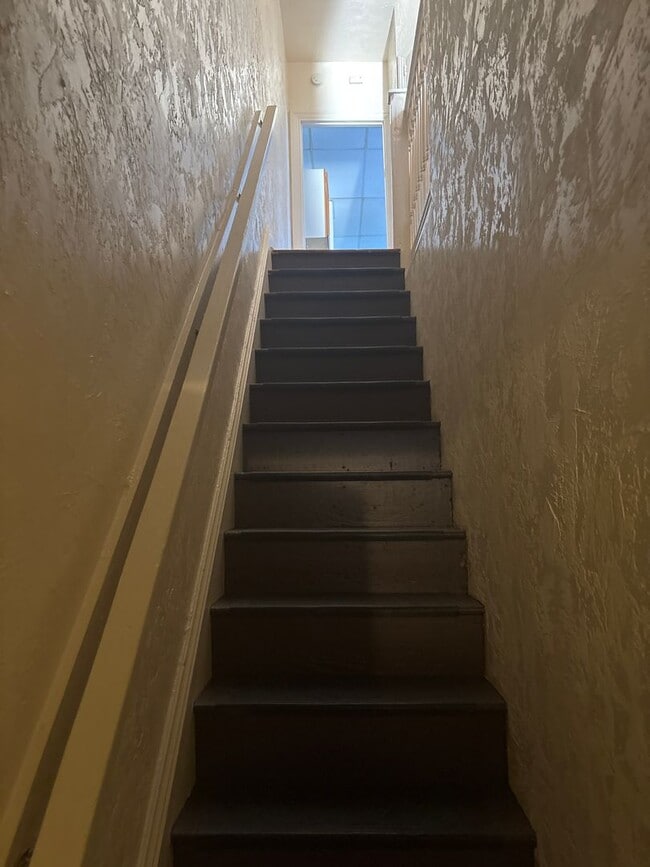 Building Photo - 3 Bedroom 1 Bath 2nd/3rd Floor Apartment-York City SD