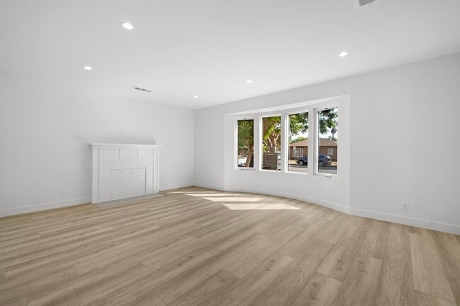Building Photo - Stunning Fully Renovated 2 Bedroom 2 Bathroom Home