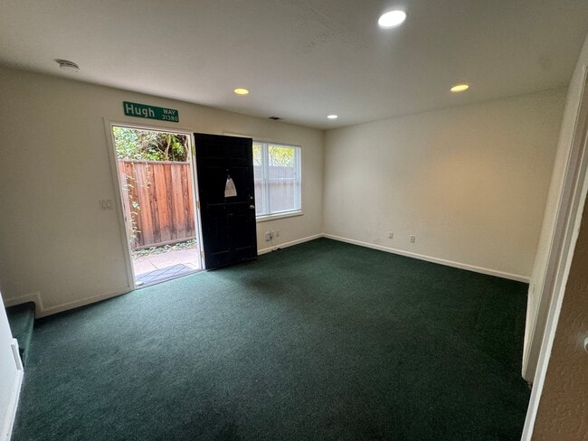 Building Photo - Cottage style  4 bedroom apartment 3 1/2 blocks from campus