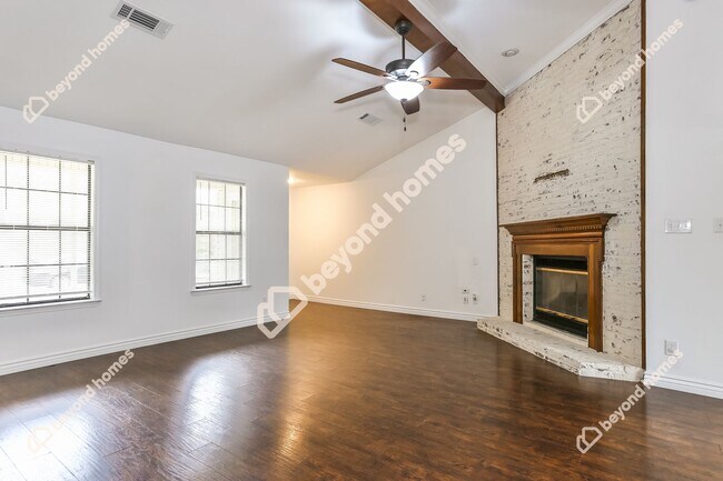 Foto del edificio - Highly desirable 3 bedroom / 2 full bath w...