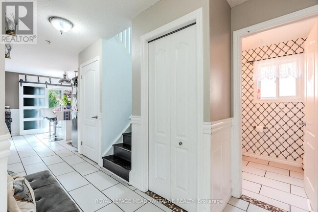 Building Photo - 893 Bitterbush Crescent