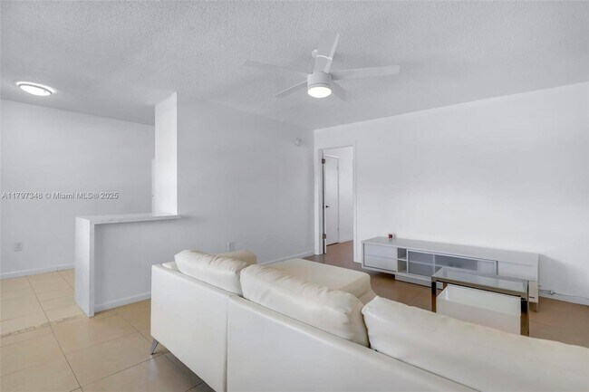 Foto del edificio - 4590 SW 67th Ave