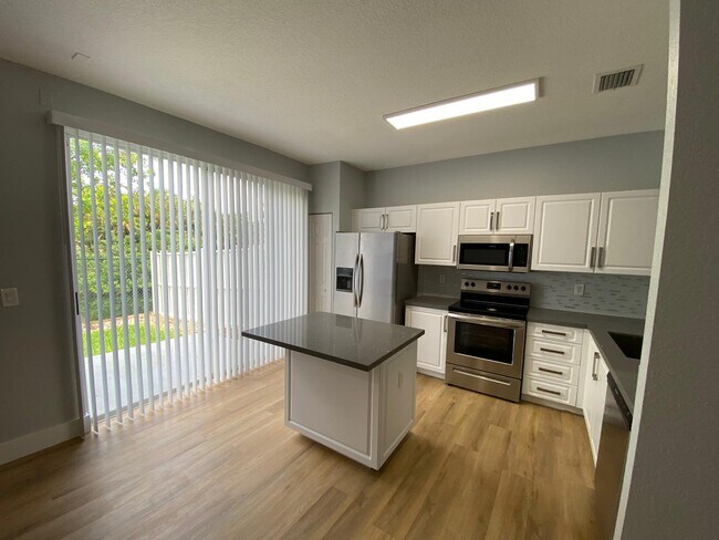 Foto del edificio - 4007 NW 92nd Ave