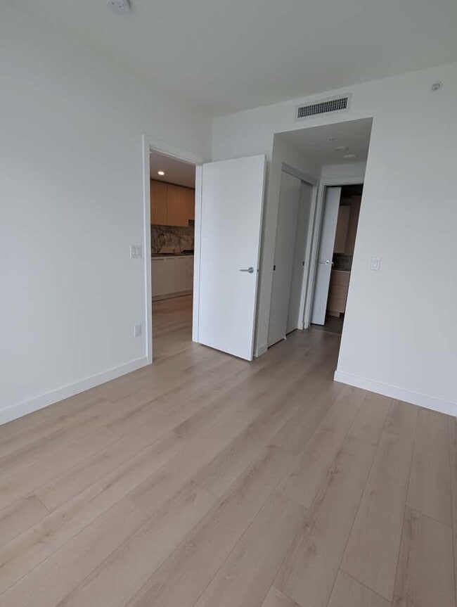 Photo du bâtiment - 6468 Willingdon Av