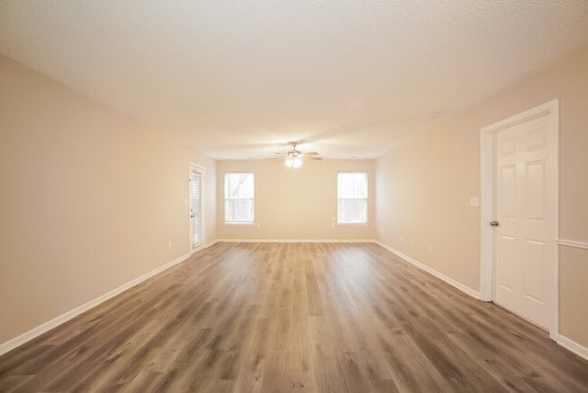 Foto del edificio - 15316 Wolf Run Ct