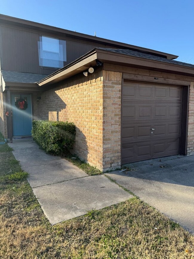 Building Photo - 6728-6730 Glenbrook Ln