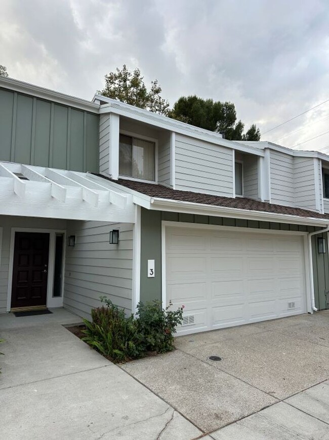 Building Photo - Spacious 2 Story Townhome - 3 Bedrooms, 2 ...