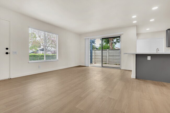 Foto del edificio - 819 Silver Fir Rd