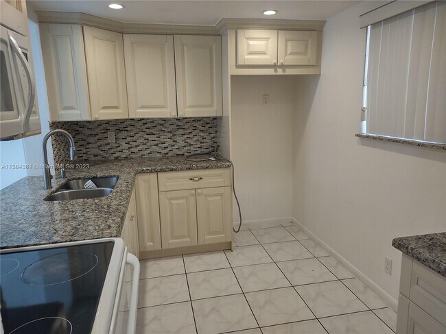 Building Photo - 5190 Las Verdes Cir