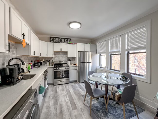 Building Photo - 837 W Cornelia Ave