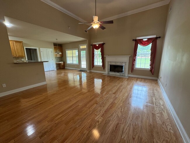 Building Photo - Inviting 4 bed 3.5 bath Home with Ample Li...