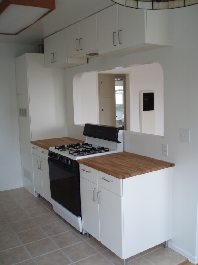 Kitchen, range - 3450 Vinton Ave