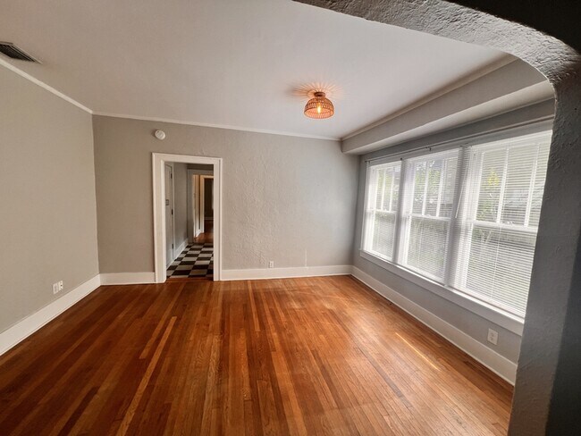 Building Photo - 633 Harwood St