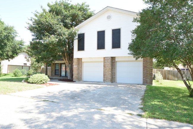 Building Photo - 601 Pondview Dr