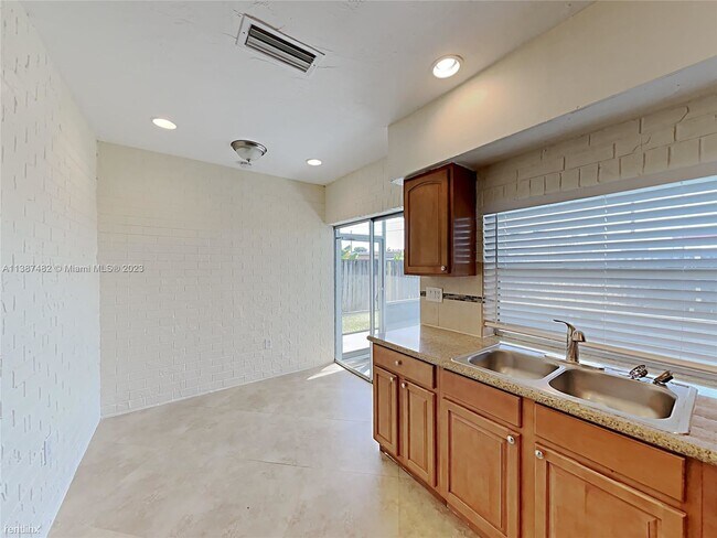 Building Photo - 3 br, 2 bath House - 8680 NW 26th St