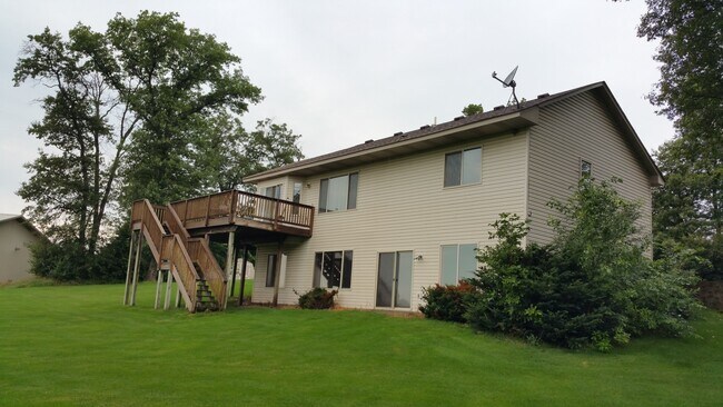 Foto del edificio - Private Acreage Lot; Walkout Rambler Style Home with Finished Basement Available NOW