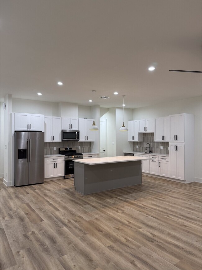 Foto del edificio - 9005 Comal St