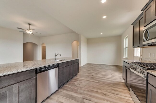 Building Photo - 833 Serena Dr