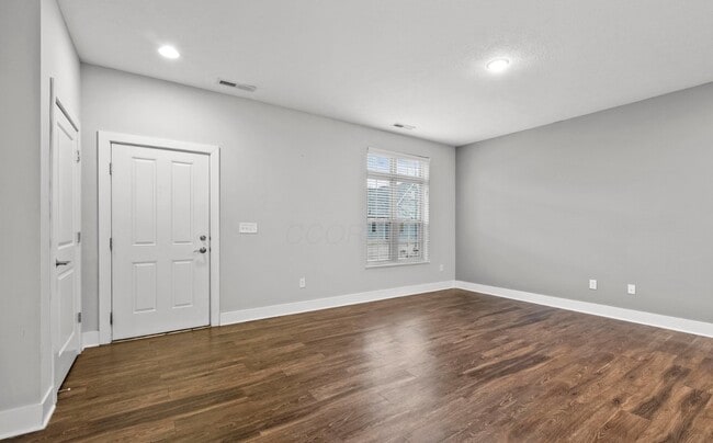 Building Photo - 6797 Rolfe Ave