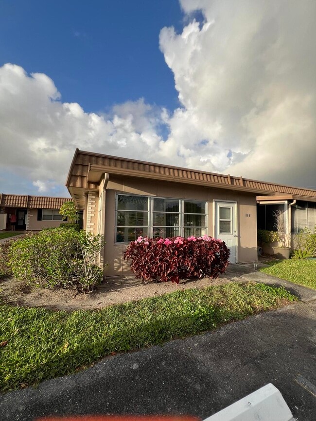 Building Photo - 322 Seville Terrace