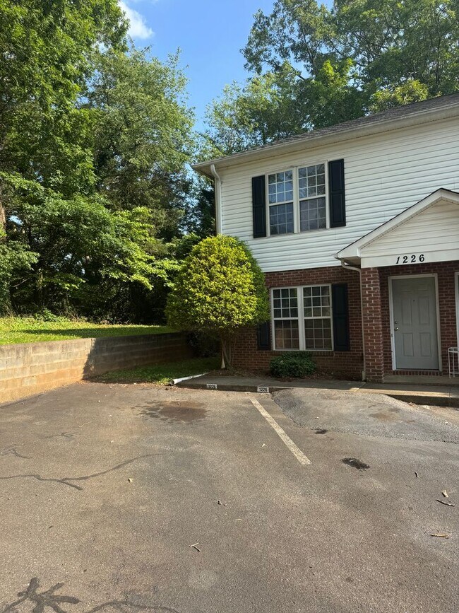 Foto del edificio - $1,150 | 2BR/1.5BA End Unit Townhouse – Sp...